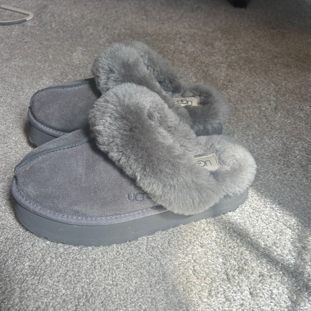 Women’s Gray Ugg slide on slippers